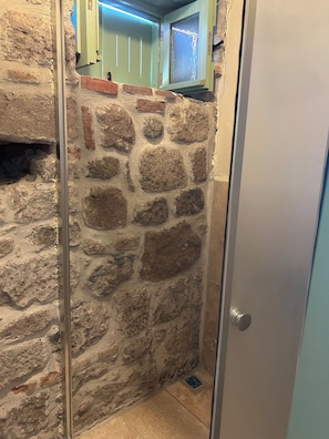 Deluxe Room | Bathroom | Shower, hydromassage showerhead, free toiletries, hair dryer - Asclepius Boutique Hotel & Cafe (Bergama)