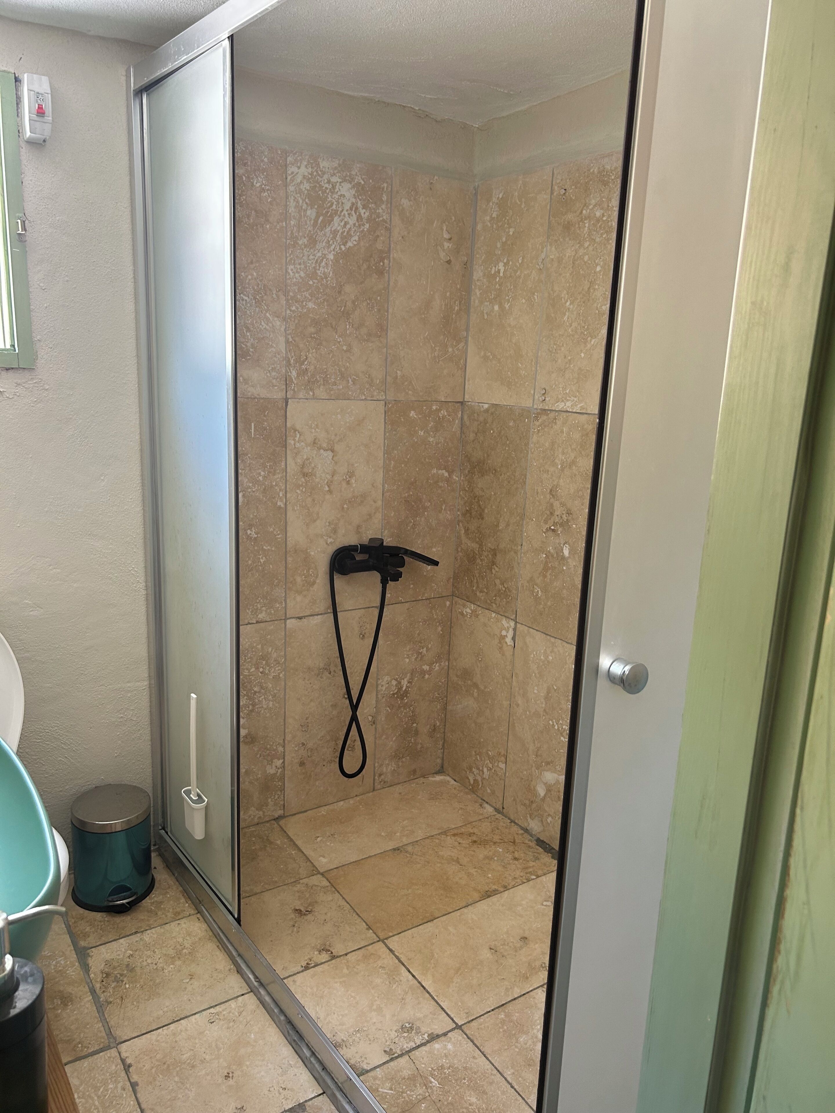Shower, hydromassage showerhead, free toiletries, hair dryer