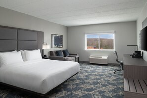In-room safe, desk, laptop workspace, blackout curtains - Fairfield Inn & Suites by Marriott Framingham (Framingham)