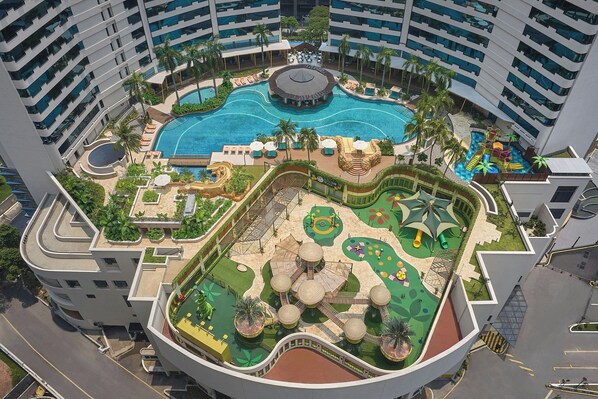 Minibar, coffres-forts dans les chambres, bureau