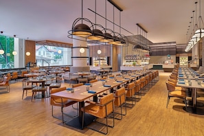 2 restaurants, breakfast, lunch served; local and international cuisine