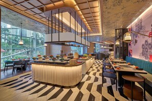 2 restaurants, breakfast, lunch served; local and international cuisine - Four Points By Sheraton Kuala Lumpur, City Centre (Kuala Lumpur)
