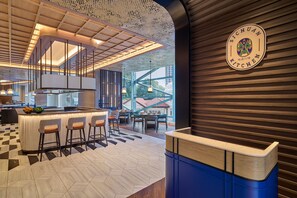 2 restaurants, spécialités Cuisine locale et internationale