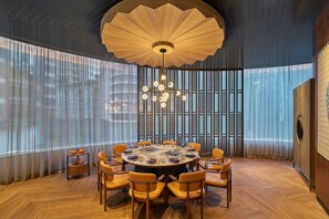 2 restaurants, spécialités Cuisine locale et internationale