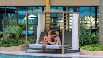 Una piscina al aire libre (de 07:00 a 19:00), sombrillas, tumbonas