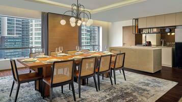 Suite, 2 Bedrooms, City View | Ruang makan