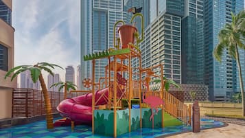 室外游泳池,07:00 至 19:00 开放,池畔遮阳伞,日光浴躺椅