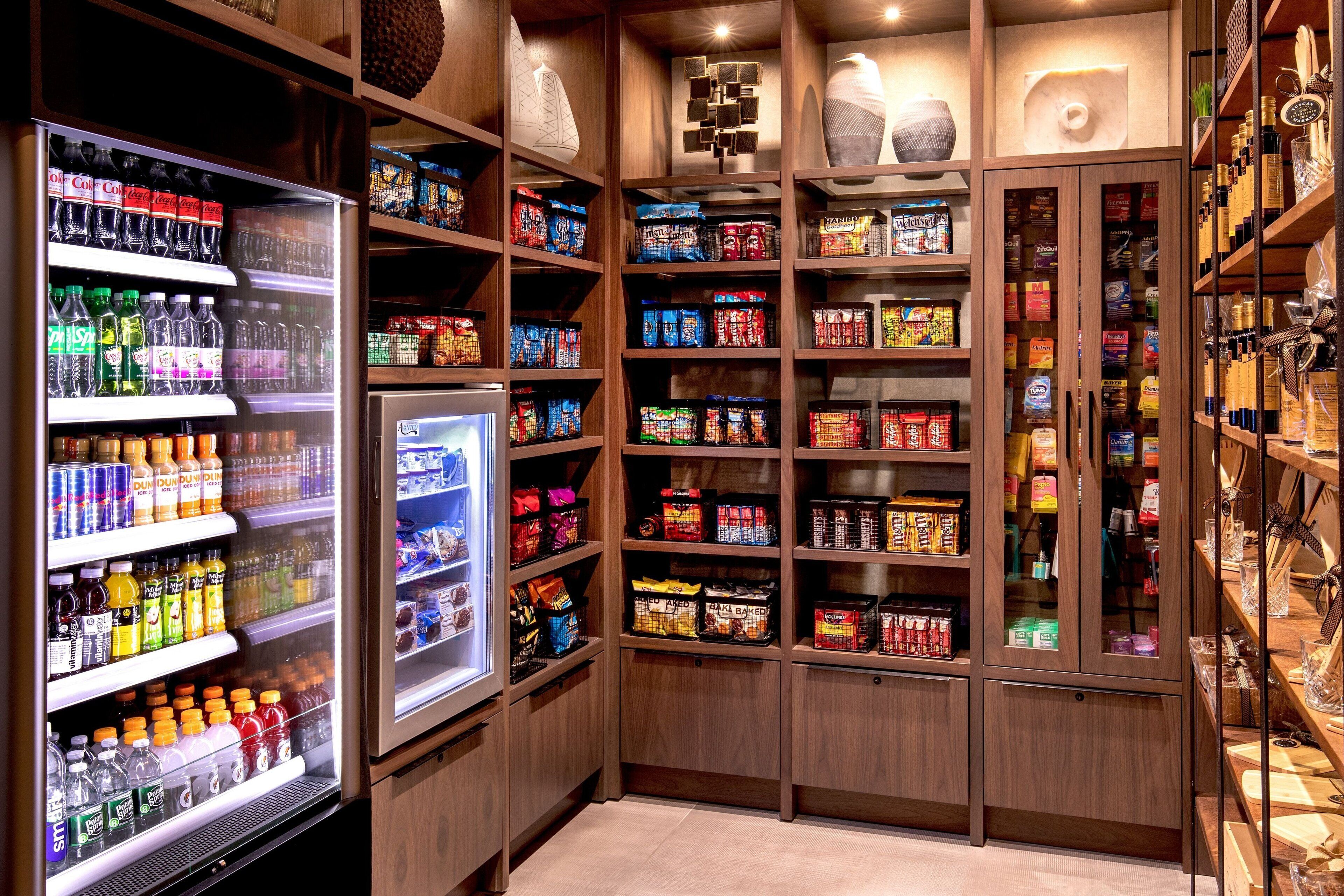 Una despensa bien organizada con diversos alimentos y bebidas.