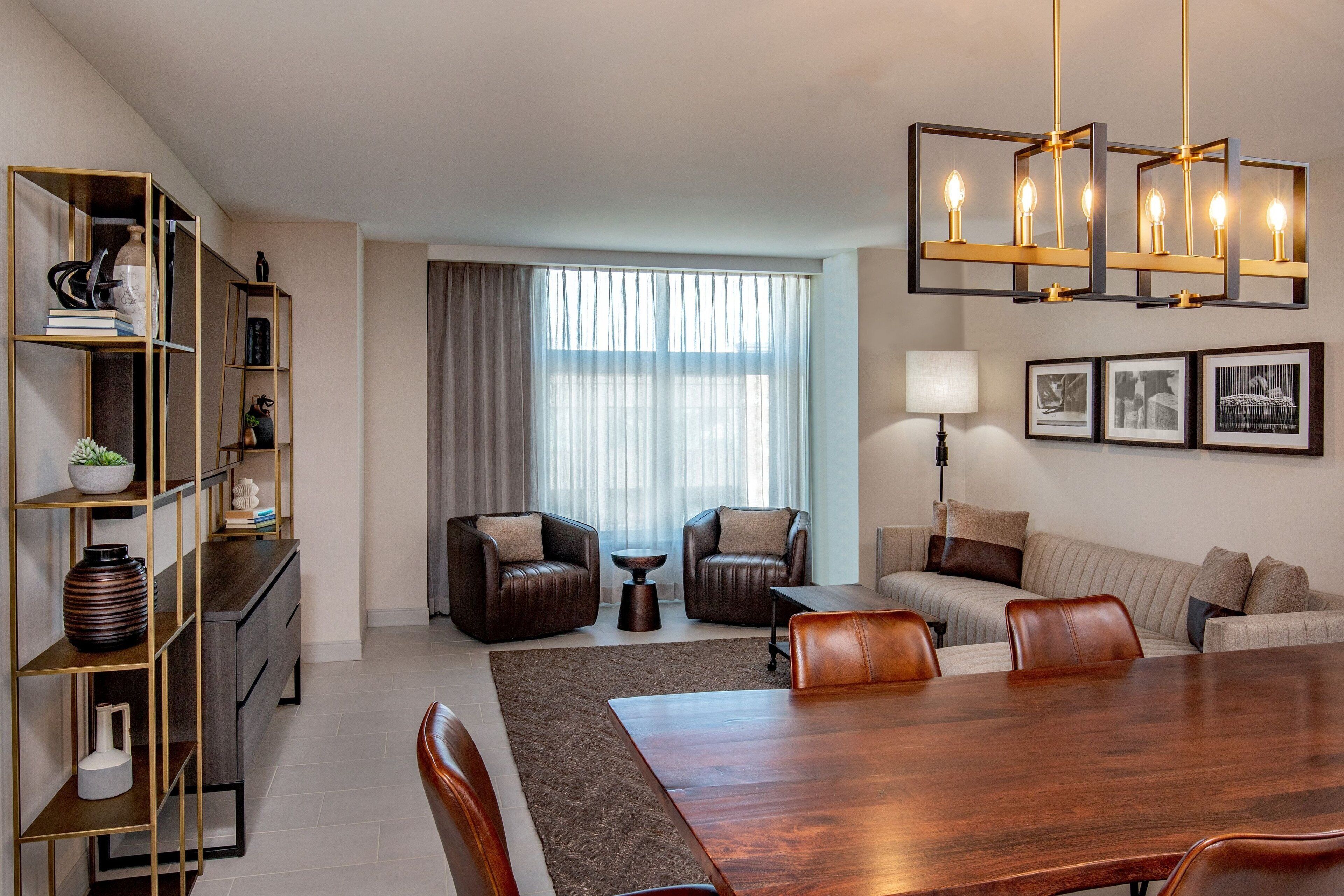 Ropa de cama de alta calidad y caja de seguridad en la habitación 