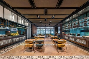 2 restaurants, breakfast, lunch, dinner served; international cuisine