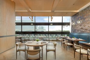 2 restaurants, breakfast, lunch, dinner served; international cuisine - Four Points By Sheraton Urumqi (Ürümqi)