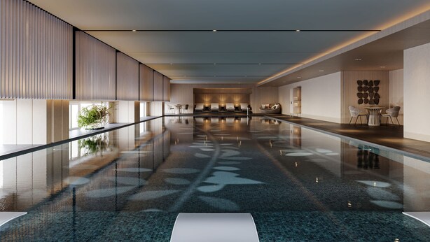 Un moderno vestíbulo de hotel con piso reflectante, zona de estar y mostrador de recepción.
