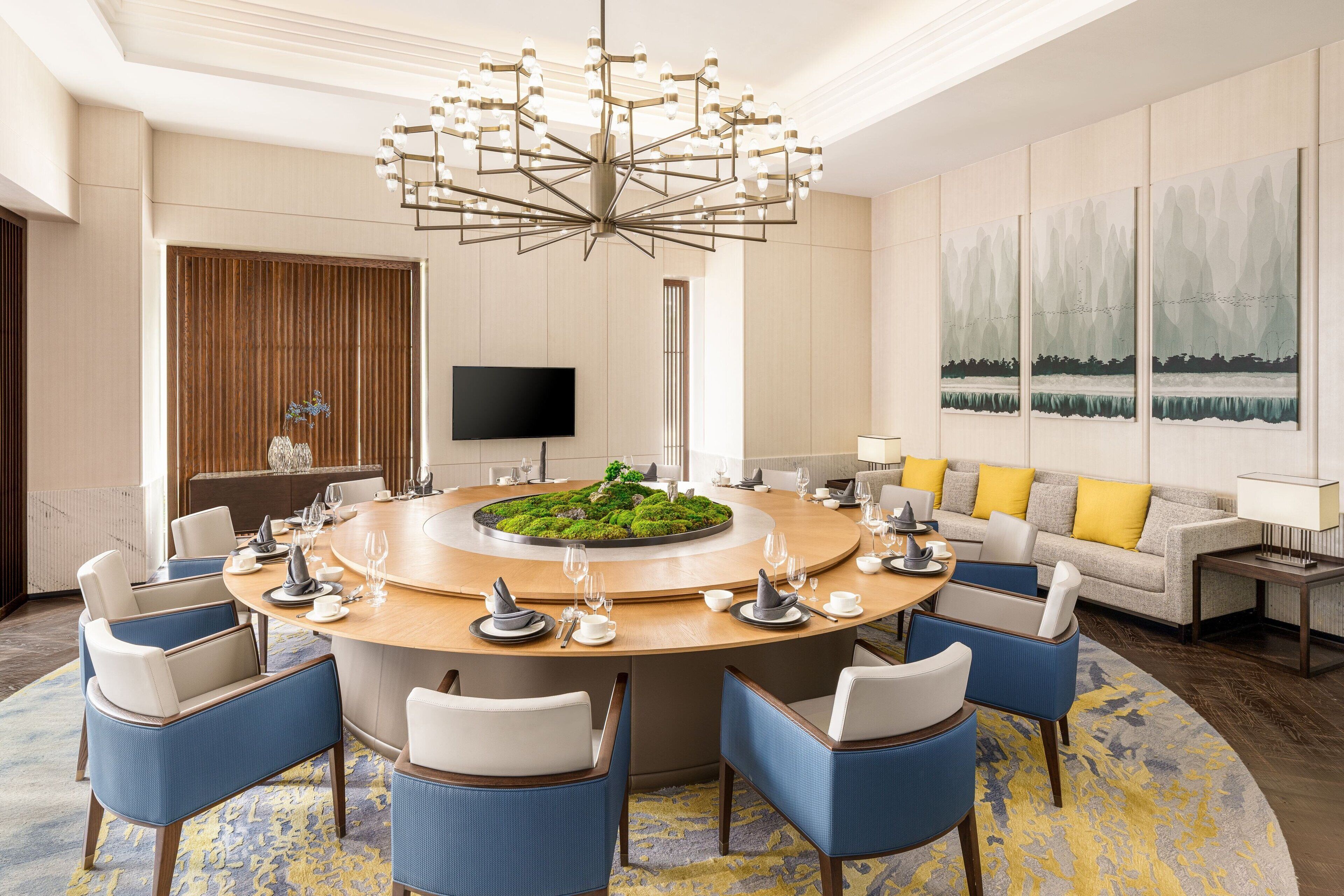 2 restaurants, breakfast, lunch, dinner served; Chinese cuisine 