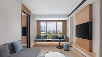 Grand Suite, 1 Bedroom, Lake View | Living room
