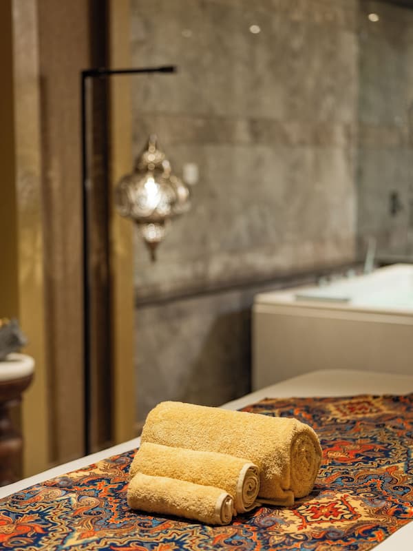 Couples treatment rooms, hot tub, body treatments, hydrotherapy