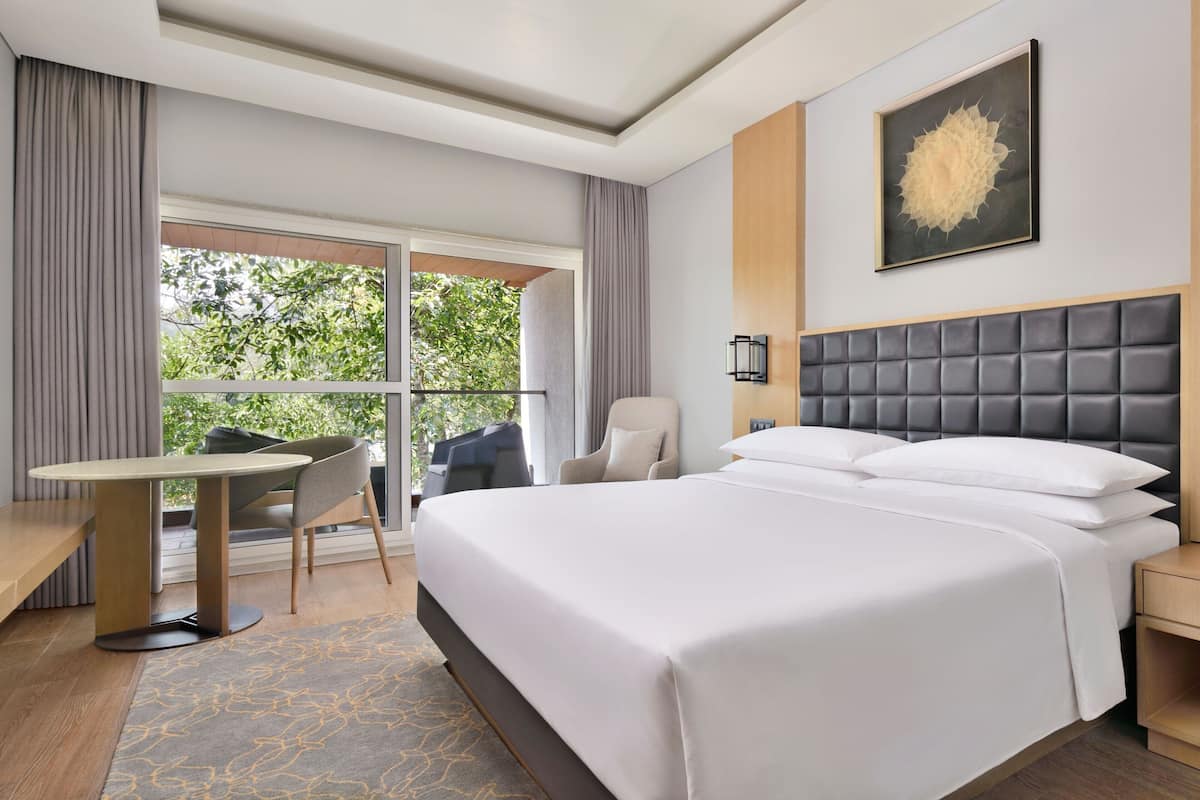 Camera Deluxe, 1 letto king, non fumatori, vista giardino (Balcony) | Biancheria da letto di alta qualità, copriletto in piuma, minibar
