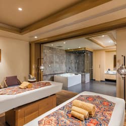 Espace de soins pour les couples, bain à remous, soins corporels