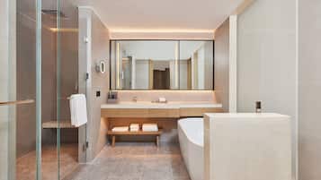 Deluxe suite, 1 slaapkamer, uitzicht op de stad | Badkamer | Een douche, een regendouche, pantoffels, handdoeken