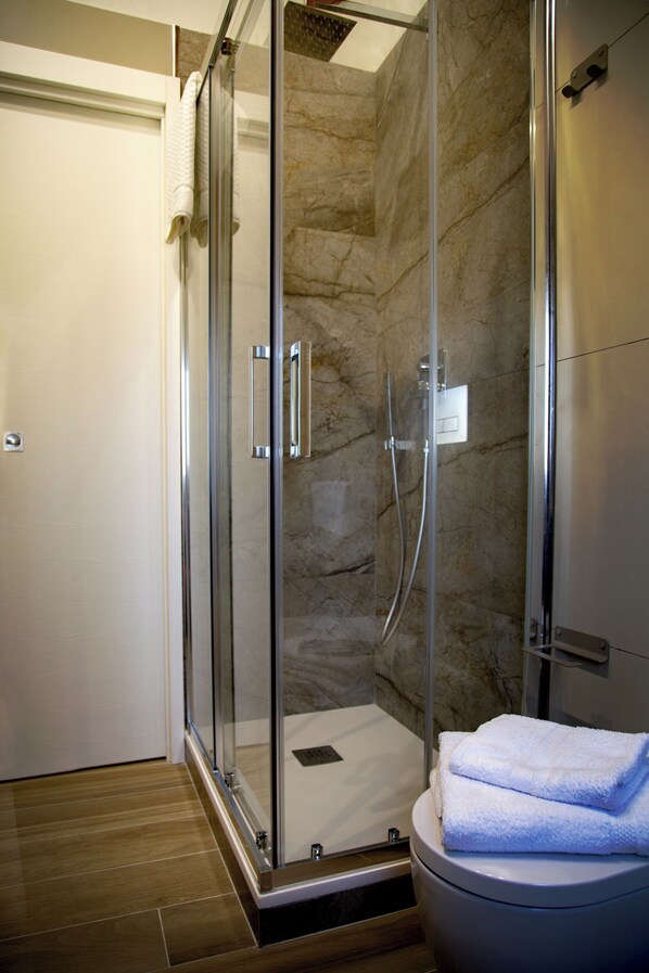 Dusche, Haartrockner, Bidet, Handtücher