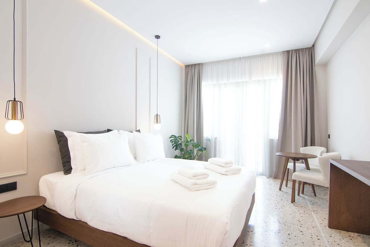 1 dormitorio, espacio para trabajar con un portátil, cortinas opacas