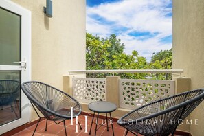 Balcony - LUX The Meadows 5 Bed Villa (Dubai)