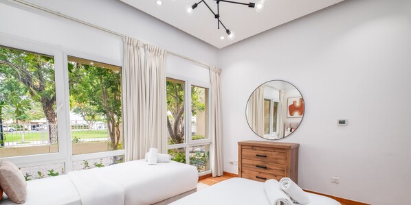 Room - LUX The Meadows 5 Bed Villa (Dubai)