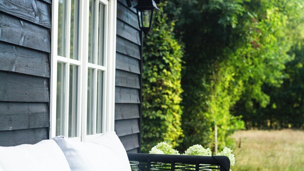 A house with a window and a bench. - Logement In De Peel (Griendtsveen)