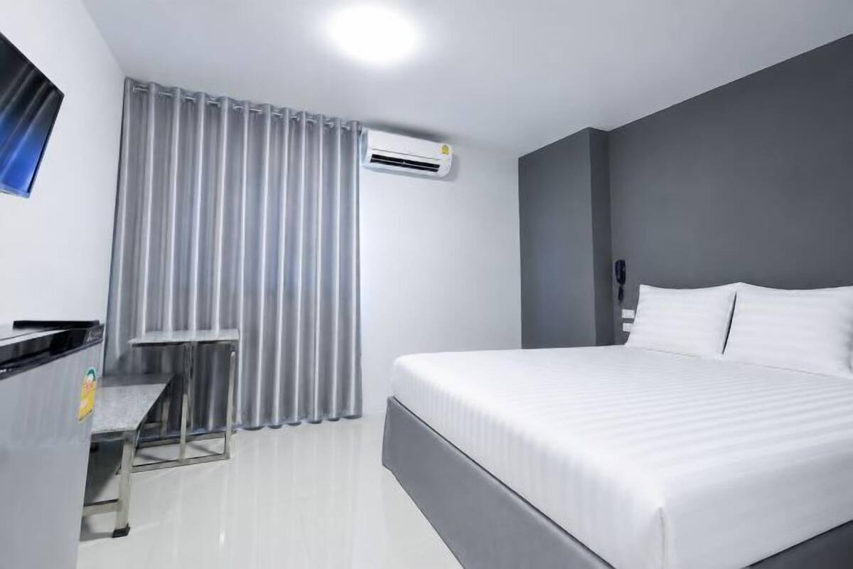 1 bedroom, free minibar, in-room safe, blackout curtains
