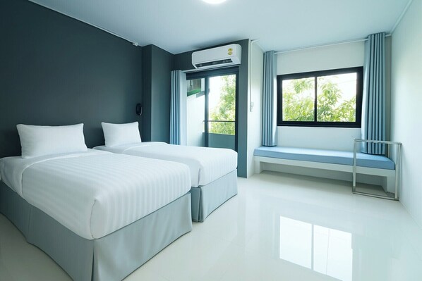 Habitación Deluxe, 2 camas individuales, balcón | 1 habitación, cortinas blackout, insonorización y wifi gratis