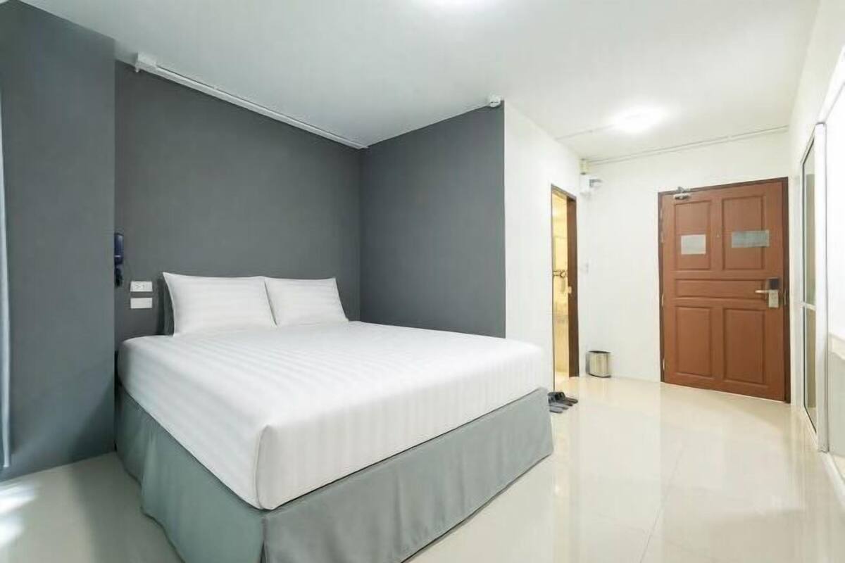 1 bedroom, free minibar, in-room safe, blackout curtains