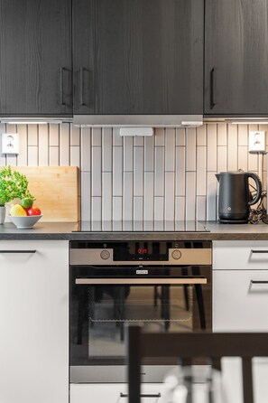 Exclusief appartement | Privékeuken | Een koelkast, een microgolfoven, een oven, een kookplaat