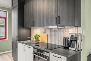 Cafetera/tetera, refrigerador, microondas, horno