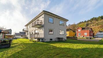 Business Apartment, 3 Bedrooms | BBQ/picnic area