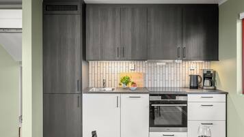 Apartemen Eksklusif | Dapur pribadi | Lemari es, microwave, oven, dan kompor