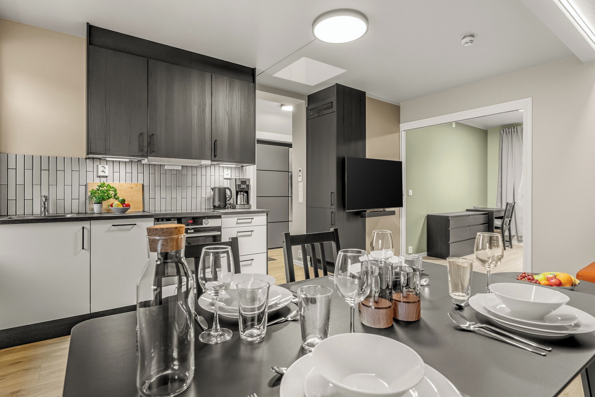 Exclusive-Apartment | Wohnbereich | 55-Zoll-Smart-TV mit Digitalempfang, Netflix, Streaming-Dienste