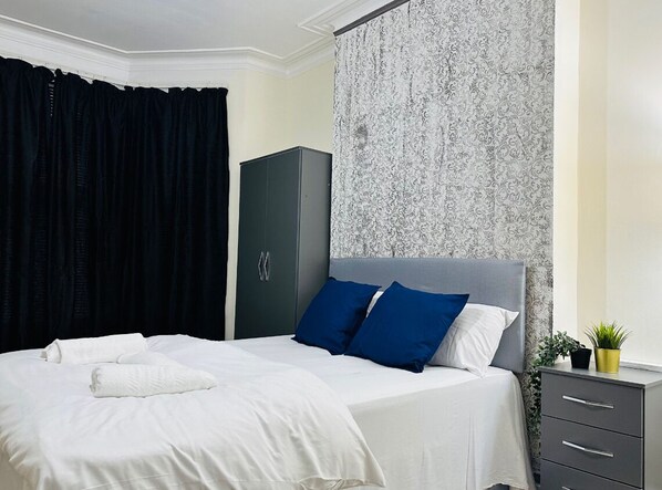 2 chambres, fer et planche à repasser, Wi-Fi, draps fournis