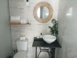 Shower, hair dryer, towels, soap - Glamping Parque Retiro dos Sonhos (porches)