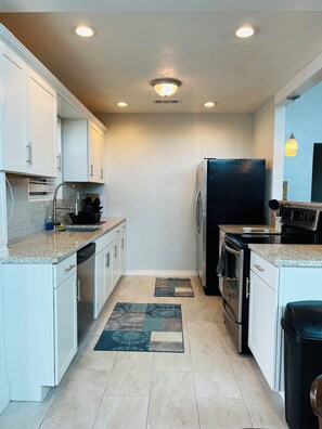 Kühlschrank, Mikrowelle, Ofen, Herdplatte