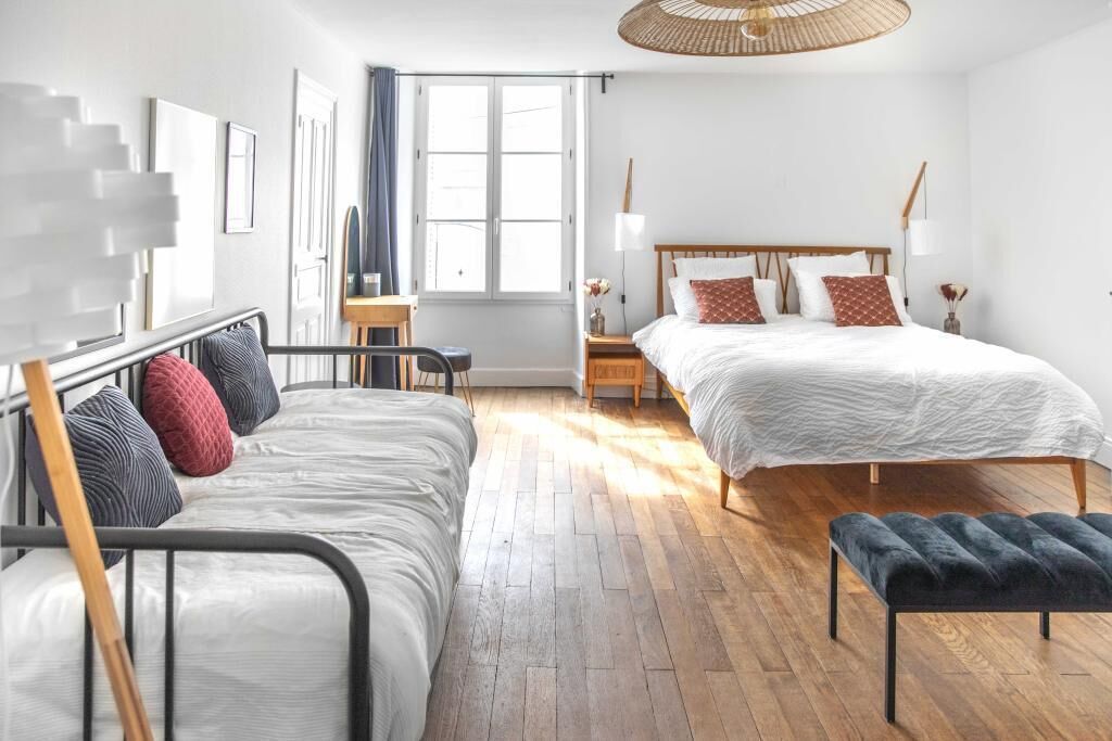 5 dormitorios, tabla de planchar con plancha, cuna de viaje