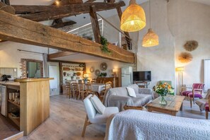 Smart-TV, DVD-spiller og bøker