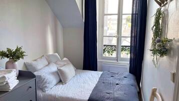 1 slaapkamer, een strijkplank/strijkijzer, reisbedje, gratis wifi