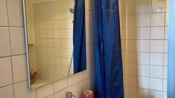 Een bad, een haardroger, handdoeken