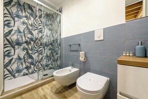 Shower, bidet, towels