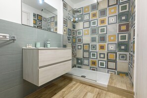Douche, bidet, serviettes fournies