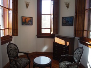 Superior Room | Living area | Flat-screen TV - Villa Victoria Lodge (Maipu)