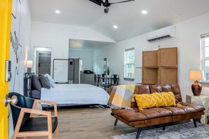 2 slaapkamers, een strijkplank/strijkijzer, internet, beddengoed