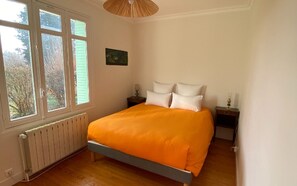 4 bedrooms, iron/ironing board, internet