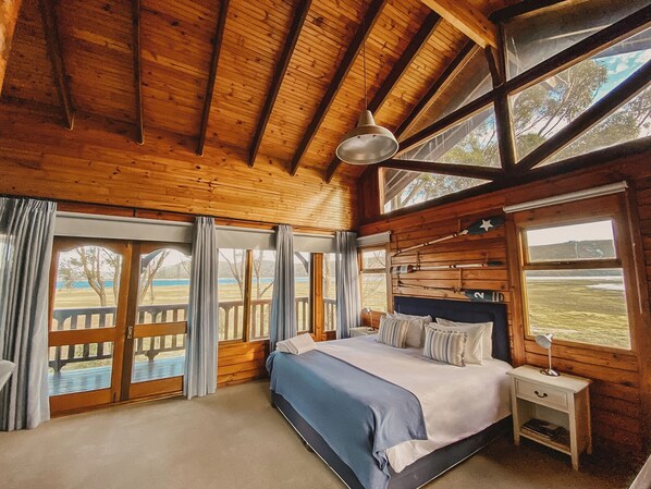 6 bedrooms, iron/ironing board, WiFi, bed sheets