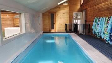 Een binnenzwembad, een verwarmd zwembad