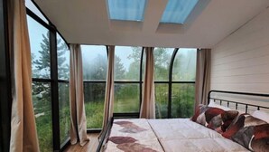6 bedrooms, desk, iron/ironing board, travel cot